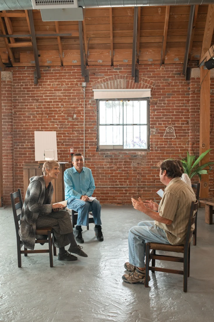 Imagen de recurso: un grupo compartiendo ideas y experiencias