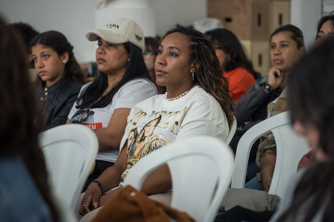 Imagen de recurso: personas diversas reunidas en una actividad comunitaria