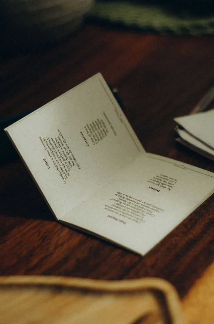 Libro abierto, símbolo de las historias de la asociación