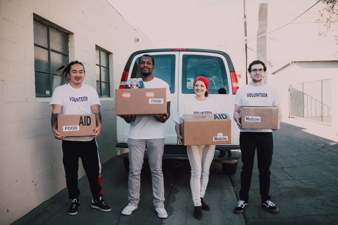 Imagen de recurso: un equipo de voluntariado preparando ayuda