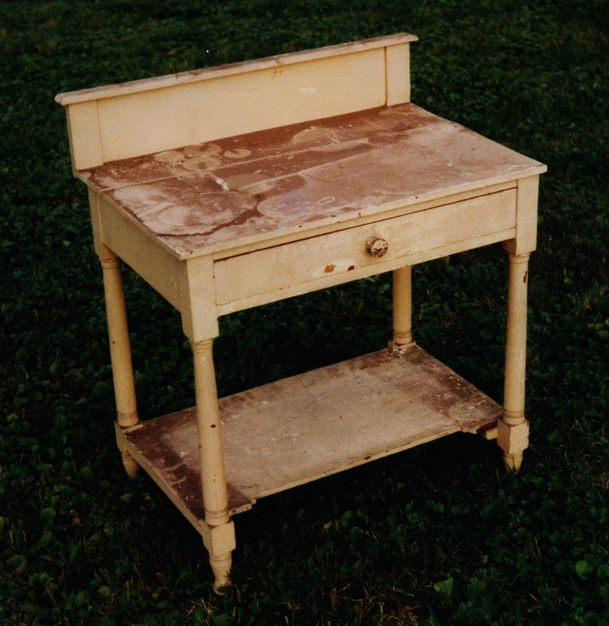 Mueble antiguo antes de la restauración, con pintura desgastada