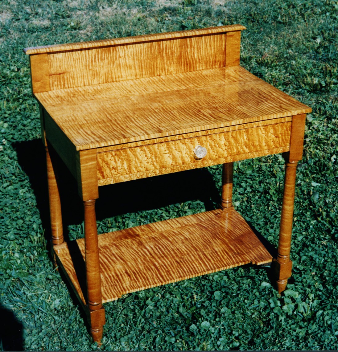 El mismo mueble restaurado, mostrando su madera recuperada